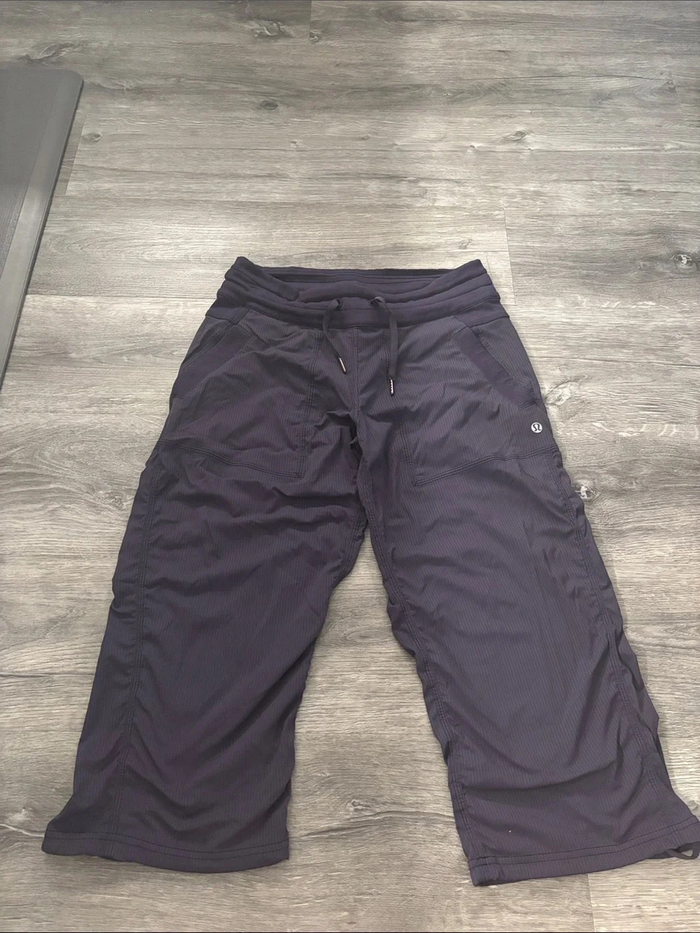 Lululemon Women's Black Cropped Active Pants - Drawstring Waist size 8